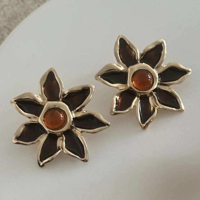 Çiçek Model Marka Küpe-Kahve