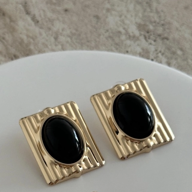 Vintage Model Siyah Küpe - Gold