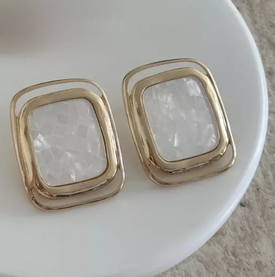 Gold Çerçeve Marka Model Küpe-Sedef